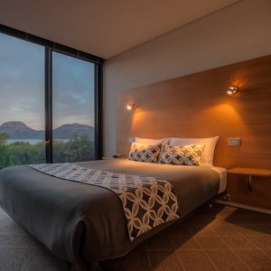 freycinet accommodation coles bay suites bed and hazards mountains