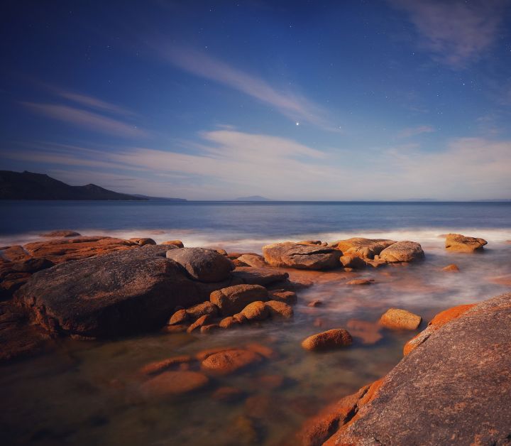 Red rocks and ocean at Edge of the Bay