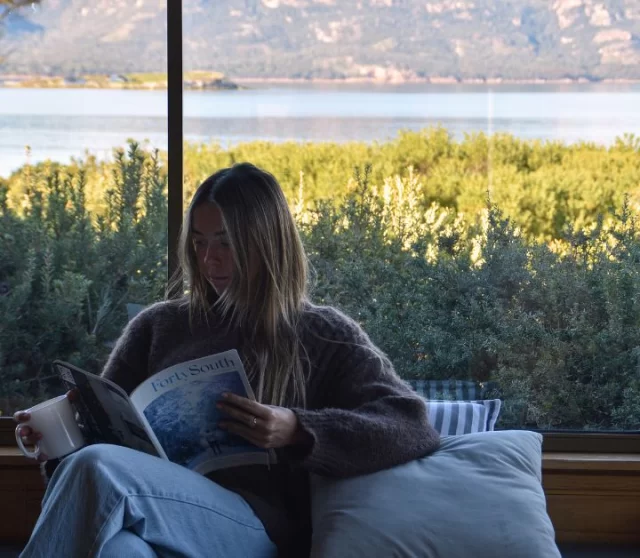 Leaning into cooler days, brighter skies and the beauty of Tassie at Edge of the Bay 🌟📸 @dustandsaltstudio_#edgeofthebayresort #discovertasmania #offseason #intrepidtravel #tassiestyle