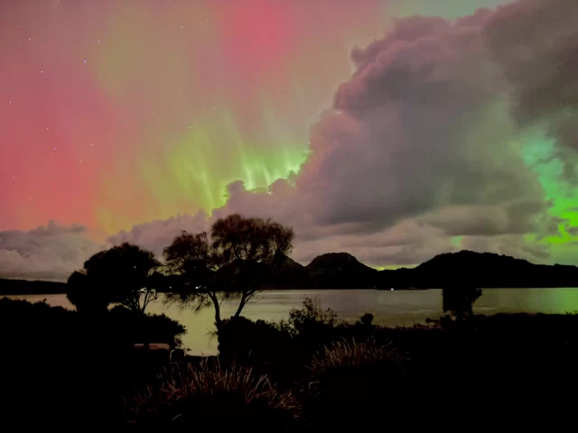 It's Aurora Australis season, when the night skies above Edge of the Bay can turn into a geomagnetic dance of colour! 🌄Did you know you can get Aurora alerts? Go to the Australian Space Weather Forecasting Centre for great tips of where it's all happening!