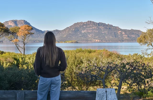 Could you get tired of seeing that view? Nah...we didn't think so 😄
.📸 @dustandsaltstudio_
.
#edgeofthebayfreycinet #freycinetpeninsula #offseasontasmania