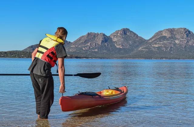 Gearing up for some weekend fun! Bikes and kayaks are free for guests to enjoy at Edge of the Bay 😃
.
📸 by @dustandsaltstudio_
.
#edgeofthebayfreycinet #intrepidtravel #tasmania #freycinetnationalpark
