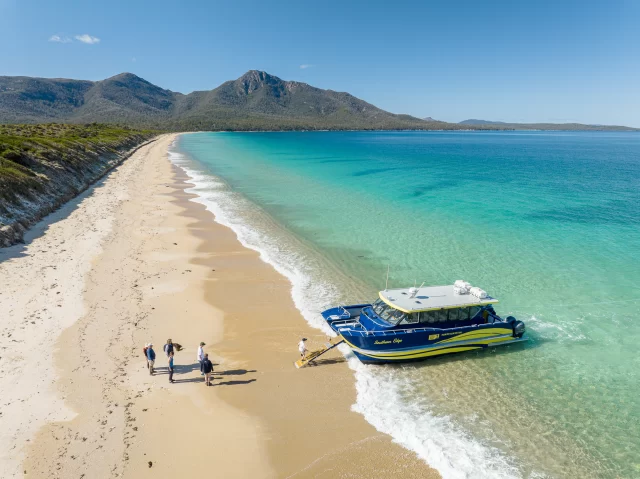 🛥️ Ready to come and explore Freycinet National Park? Jumping on an express water taxi is a fun and easy way to get to Hazards Beach, Cooks Beach and isolated Schouten Island.The Edge of the Bay team can help book this experience for you.📸 @pennicottjourneys#EdgeoftheBayFreycinet #SeeAustralia #FreycinetPeninsula #IntrepidTravel #discovertasmania