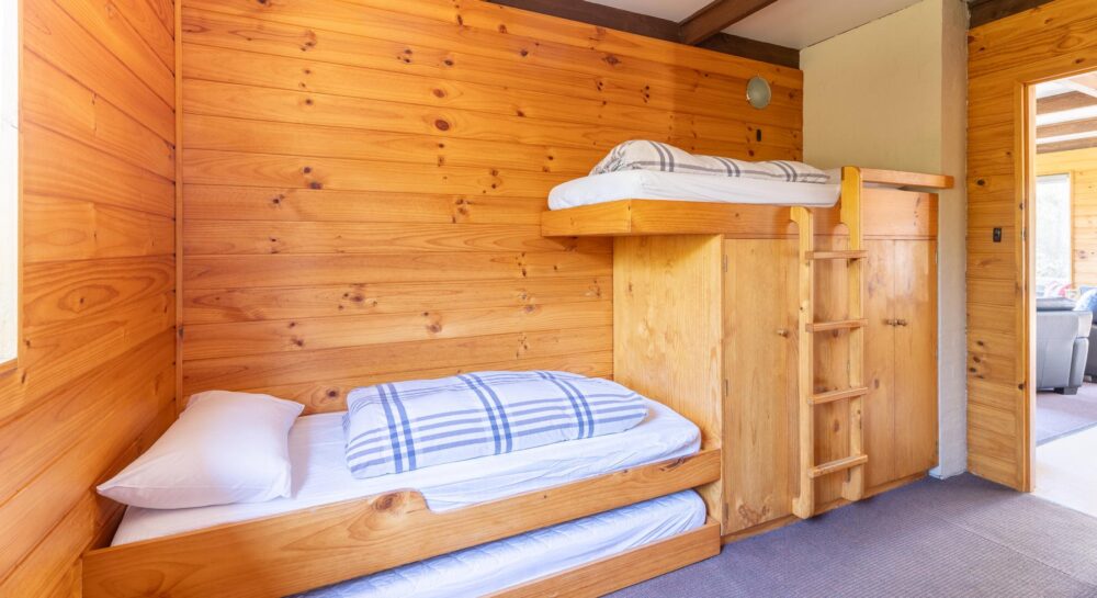 Vinage Chalet second bedroom with single beds